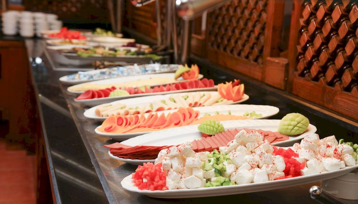 Buffettisch im LABRANDA Club Makadi Hotel mit verschiedenen Speisen und Gerichten.