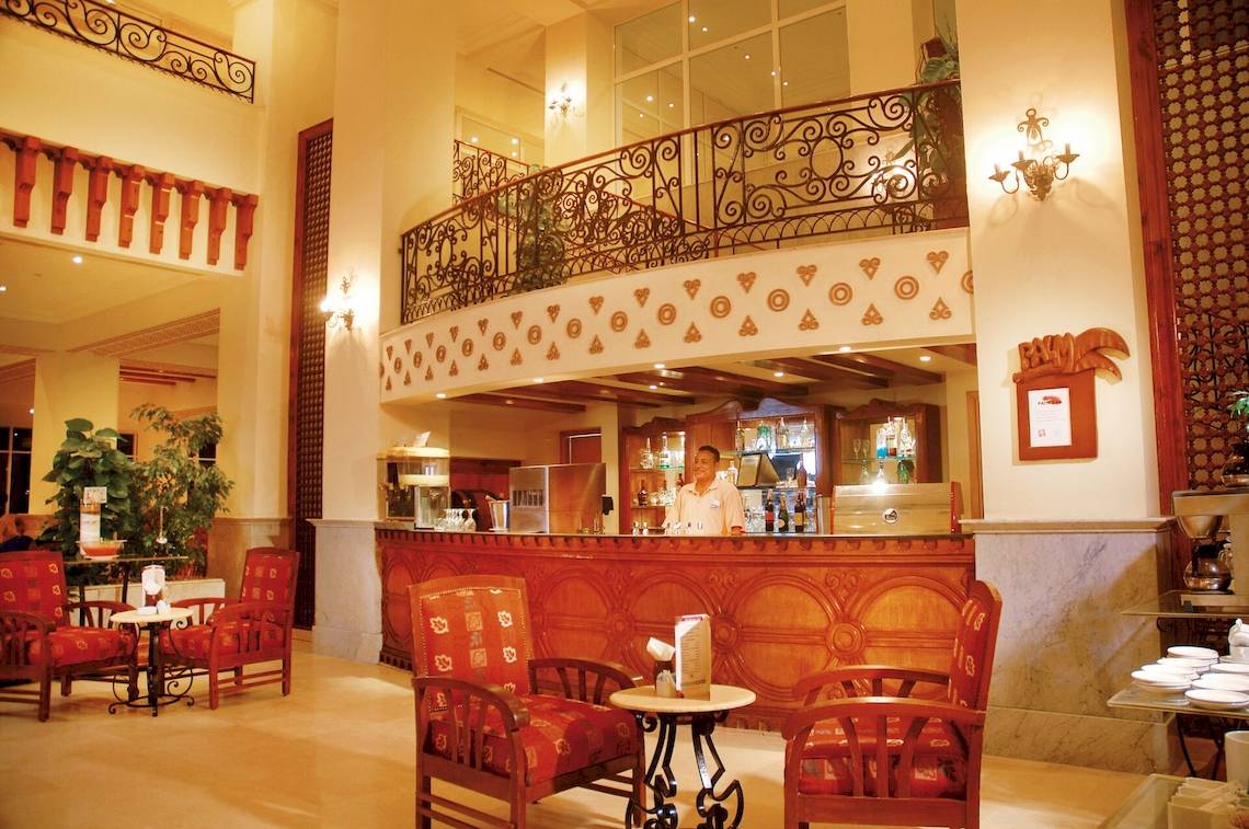 Rezeption im LABRANDA Club Makadi Hotel mit Bar und Möbeln.