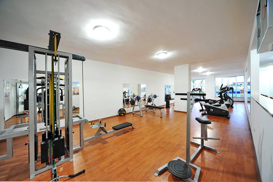 Fitnesscenter im Eftalia Aqua Resort mit verschiedenen Trainingsgeräten und Holzboden.