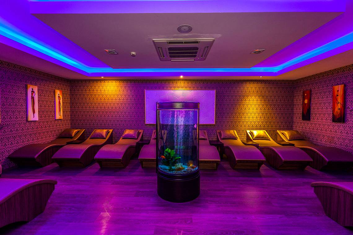 Spa-Bereich im Eftalia Aqua Resort mit Liegen und Aquarium