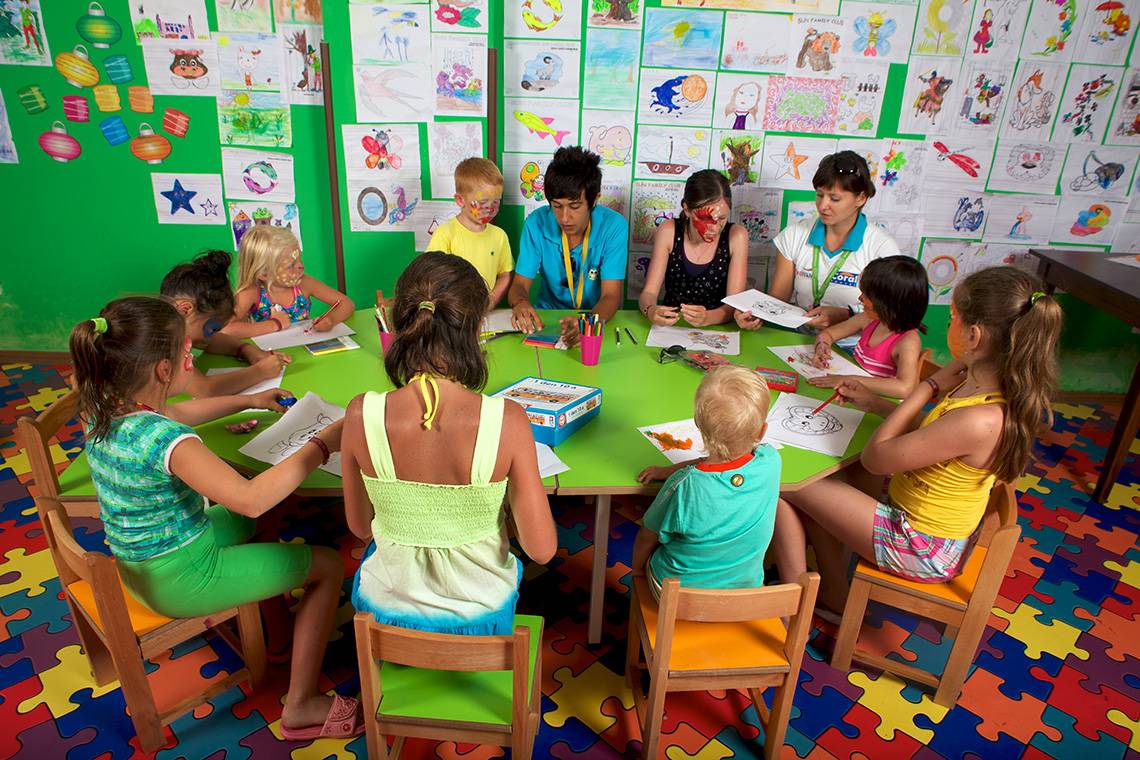 Kinder malen und basteln im Eftalia Aqua Resort.
