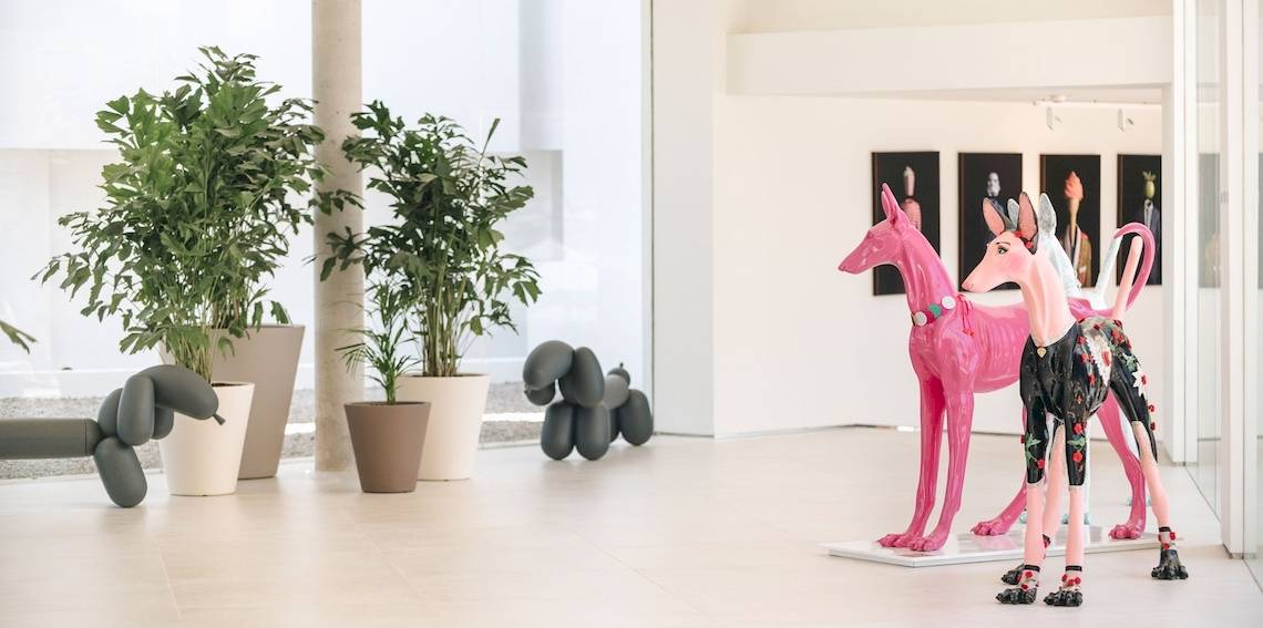 Foyer des Amare Beach Hotel Ibiza mit Kunstwerken und Pflanzen in Töpfen