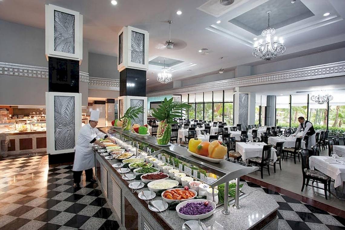 Buffetbereich im Riu Caribe Hotel mit verschiedenen Salaten und Gemüsen.