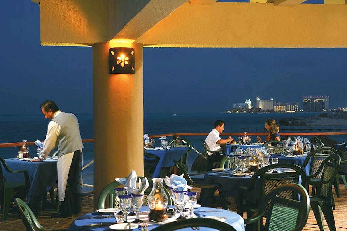 Abendessen auf der Terrasse des Riu Caribe Hotels mit Blick auf die Stadt und den Ozean.