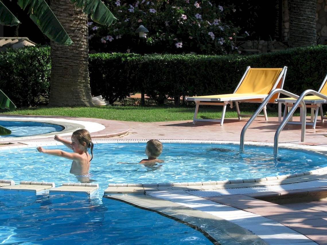 Zwei Kinder schwimmen im Pool des Baia del Sole Hotels
