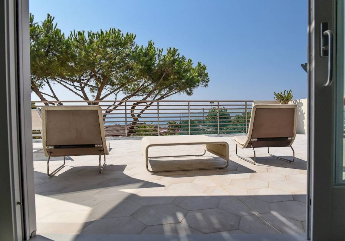 Terrasse des Baia del Sole Hotels mit Blick auf das Meer und grüne Bäume
