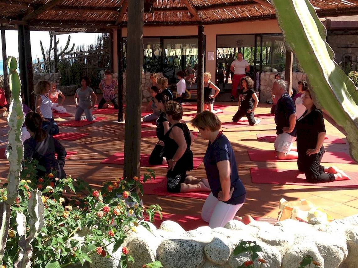 Yoga-Kurs unter einem Pavillon im Freien im Hotel Baia del Sole.