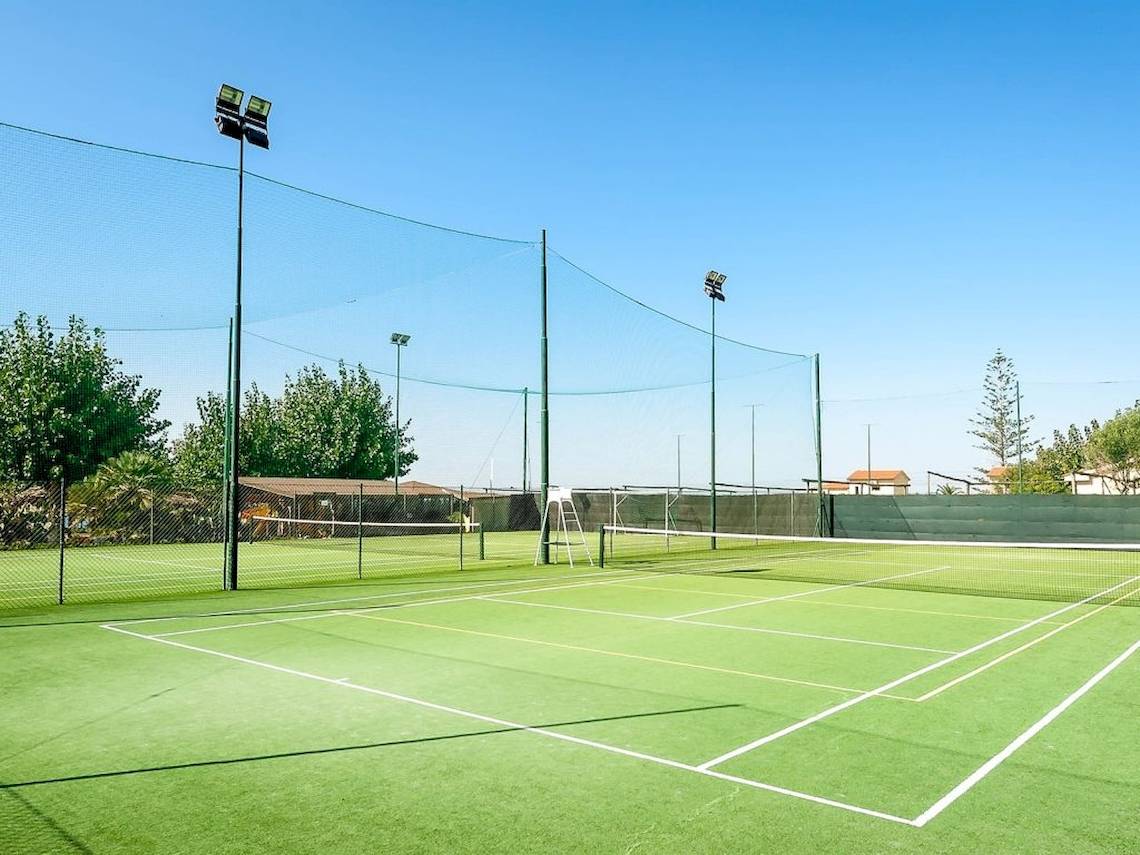 Tennisplatz im Freien mit Netz und Beleuchtungsmasten, Baia del Sole