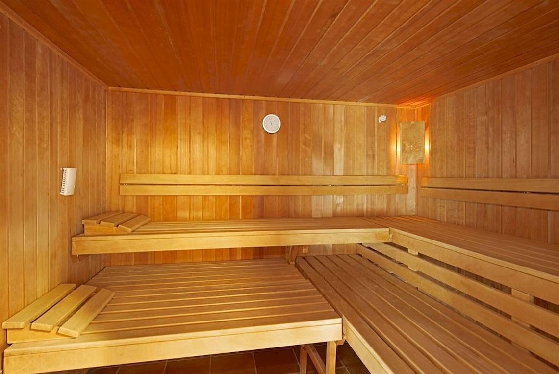 Innenbereich der Sauna im Mirador Papagayo by LIVVO mit hölzernen Bänken und Wänden.