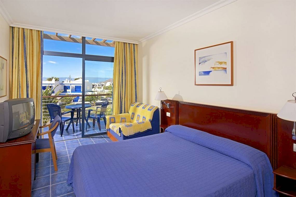 Ein Hotelzimmer im Mirador Papagayo by LIVVO mit Blick auf das Meer und eine Terrasse.