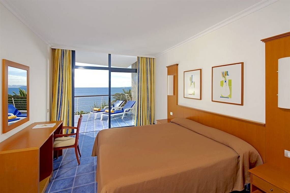 Zimmer im Mirador Papagayo by LIVVO Hotel mit Blick auf das Meer und Balkon.