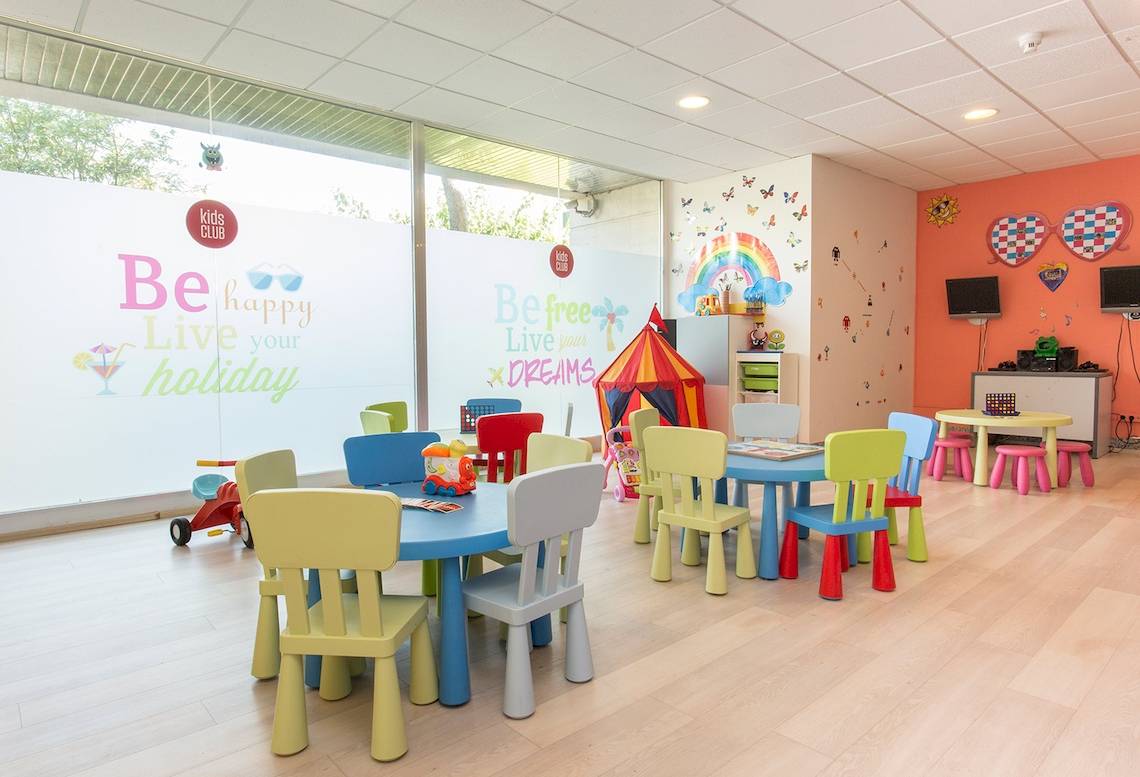 Kinderclub im Sarena de Muro Resort Mallorca mit bunten Tischen und Stühlen.
