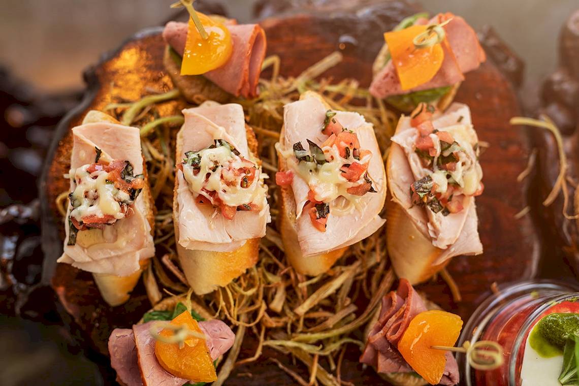 Platte mit aufgeschnittenen Schinkensandwiches im Voyage Sorgun Hotel.