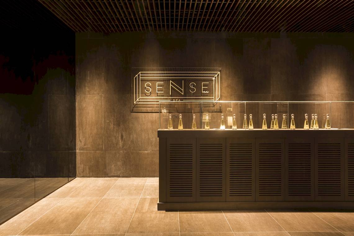 Innenansicht des Sense Spa im Voyage Sorgun Hotel mit Thekenbereich und dekorativen Flaschen.