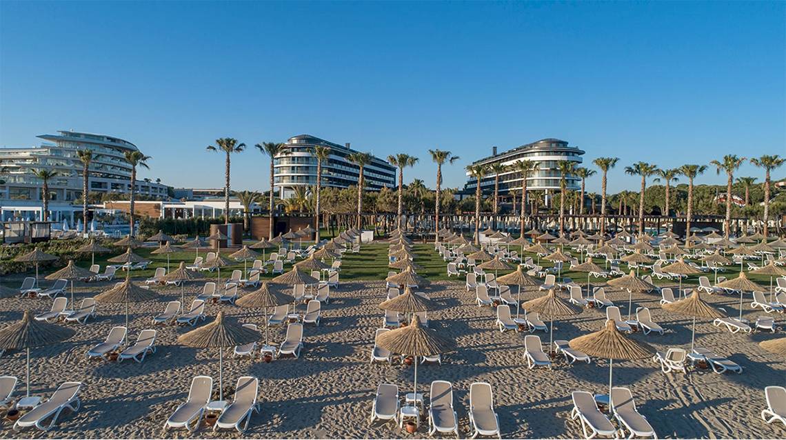 Voyage Belek Golf & Spa, Strand mit Sonnenschirme Sonnenliegene