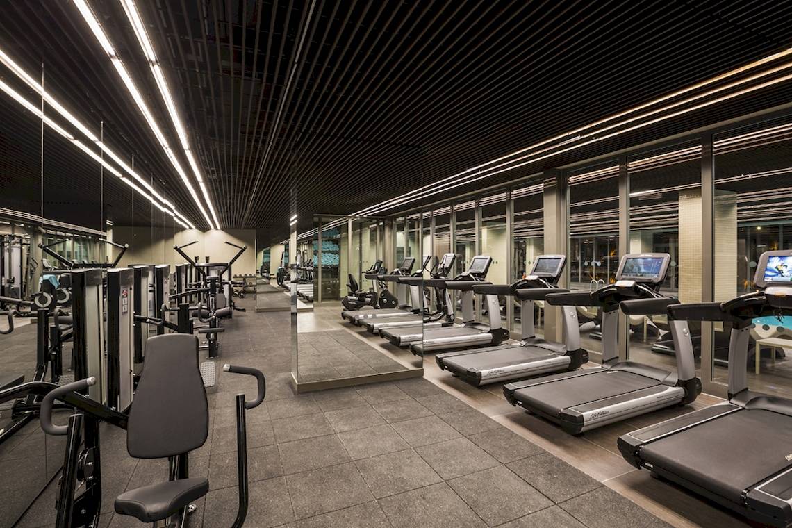 Fitness-Center im Voyage Sorgun Hotel mit Laufbändern und Kraftgeräten.