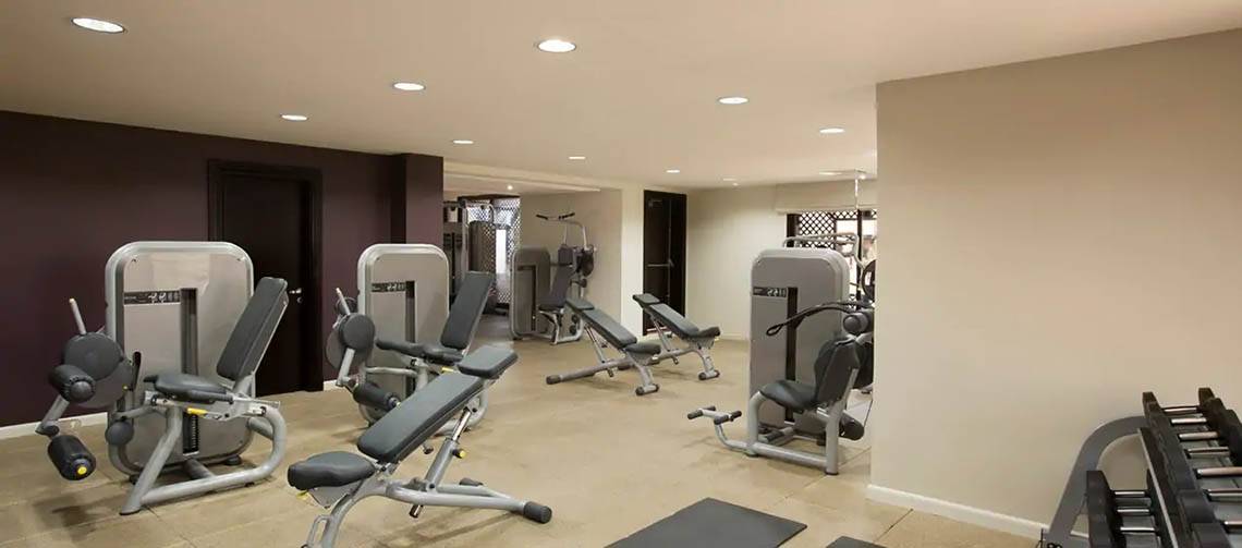 Fitnesscenter im Hilton Ras Al Khaimah Beach Resort mit verschiedenen Trainingsgeräten