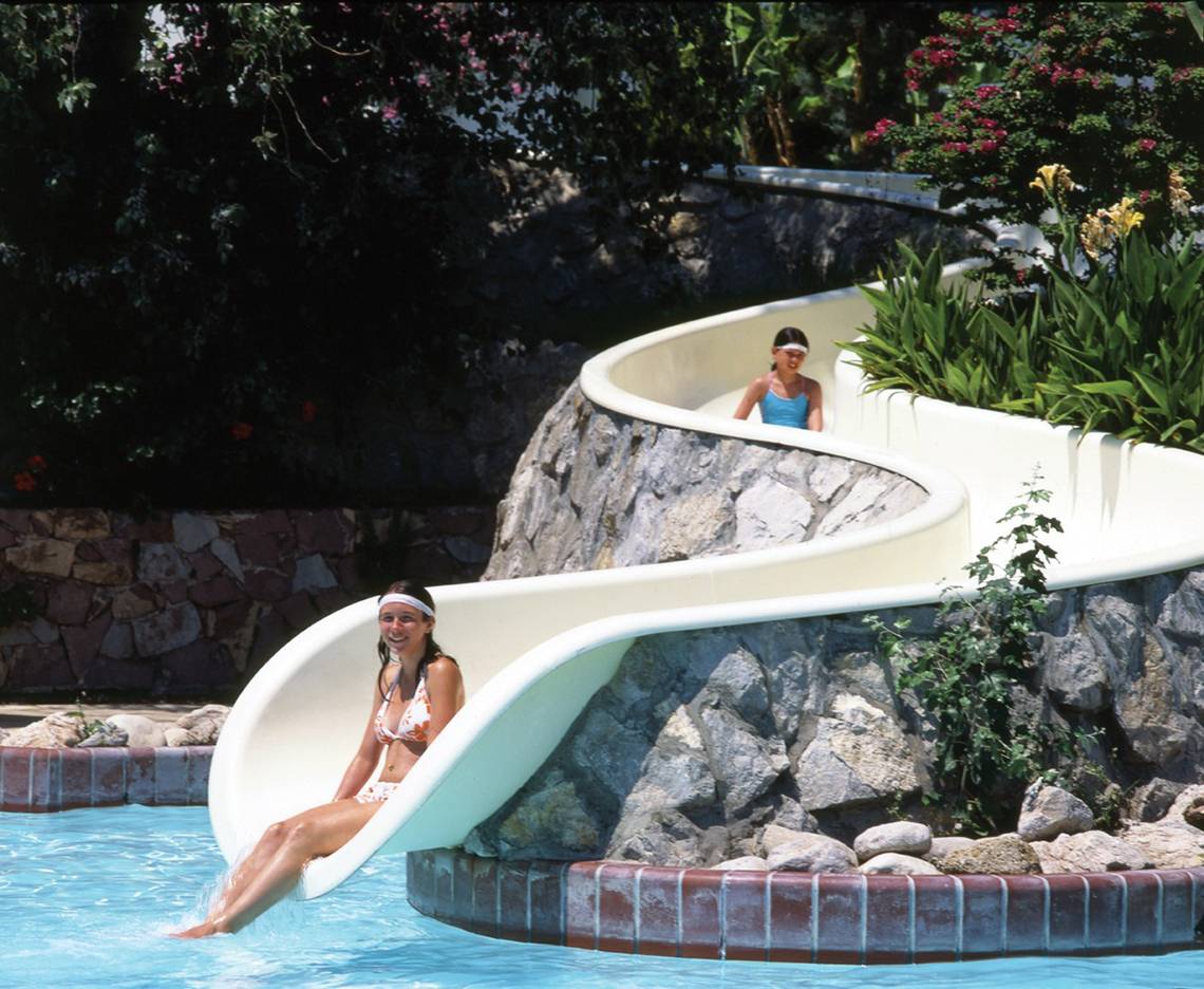 Eine Frau rutscht auf einer Wasserrutsche im Hotel Calypso Beach.
