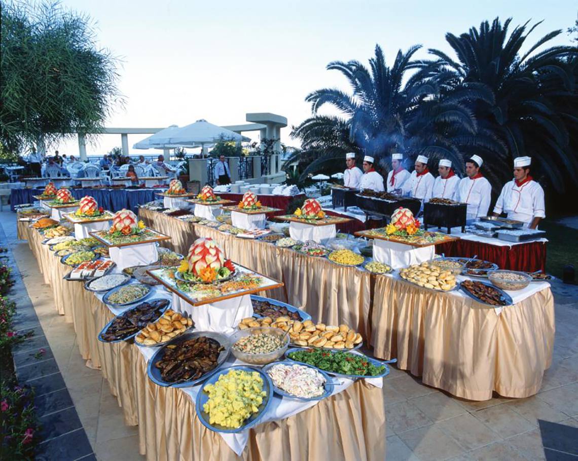 Buffetveranstaltung im Freien im Calypso Beach Hotel mit Köchen und vielen Gerichten.