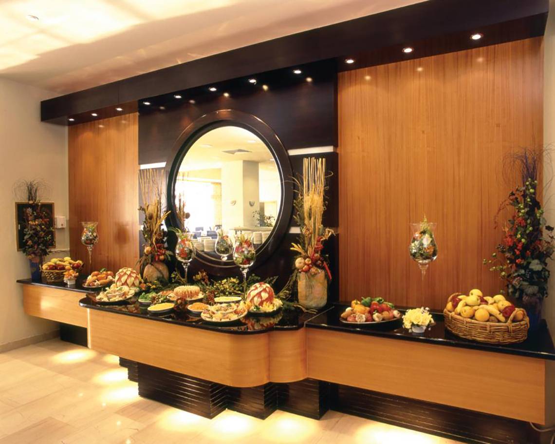 Buffettisch im Calypso Beach Hotel mit verschiedenen Speisen und Dekorationen.