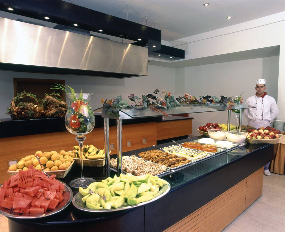 Ein Buffettisch im Calypso Beach Hotel mit verschiedenen Früchten und Desserts.