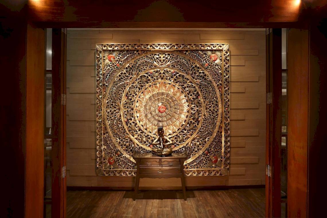 Eingang des Le Meridien Phuket Beach Resorts mit Buddha-Statue und Wandverzierung