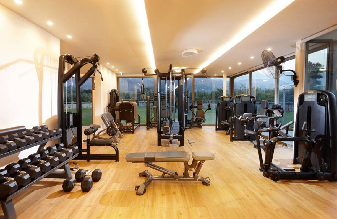 Fitnessraum im Anna's House mit verschiedenen Trainingsgeräten und Geräten.