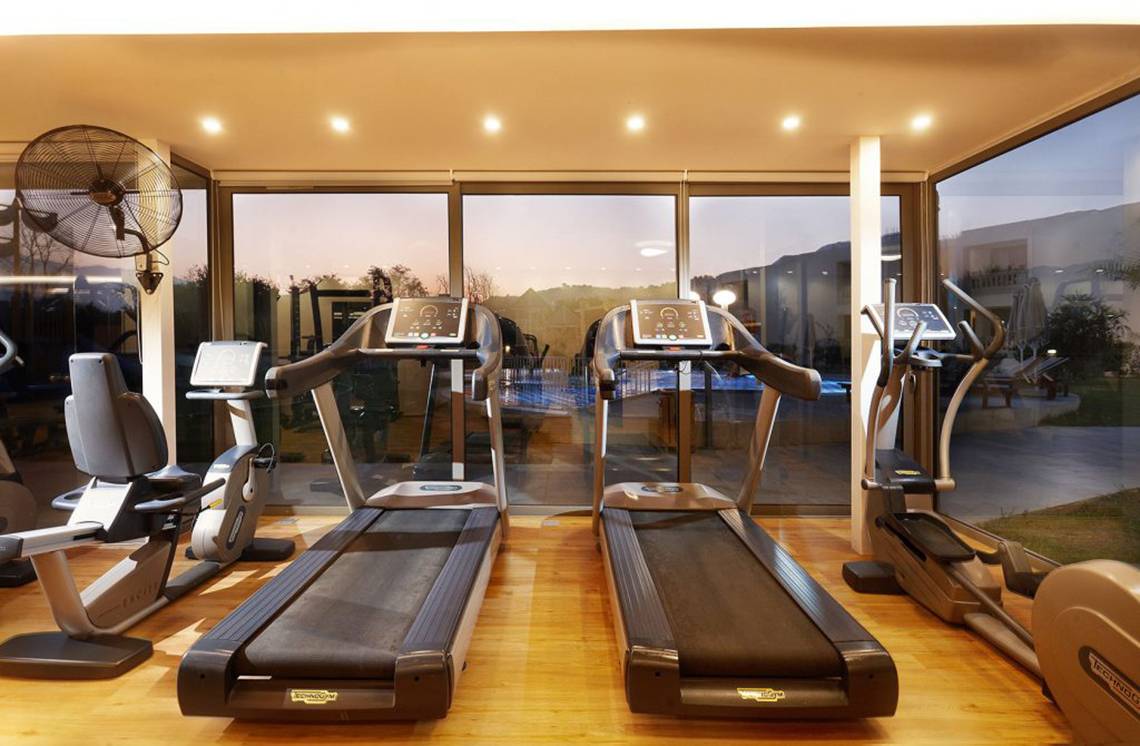 Fitness-Center von Anna's House mit Laufbändern und anderen Geräten.