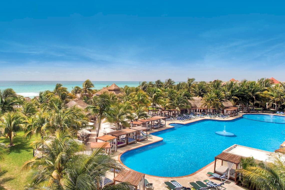 Luftaufnahme des El Dorado Royale a Spa Resort mit großem Pool und Cabanas am Strand