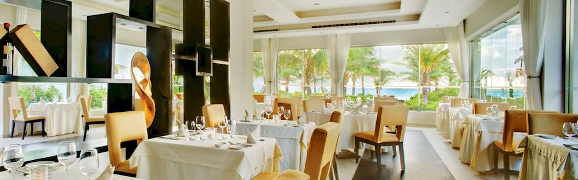 Innenansicht des El Dorado Royale a Spa Resort by Karisma Restaurants mit Blick auf das Meer.