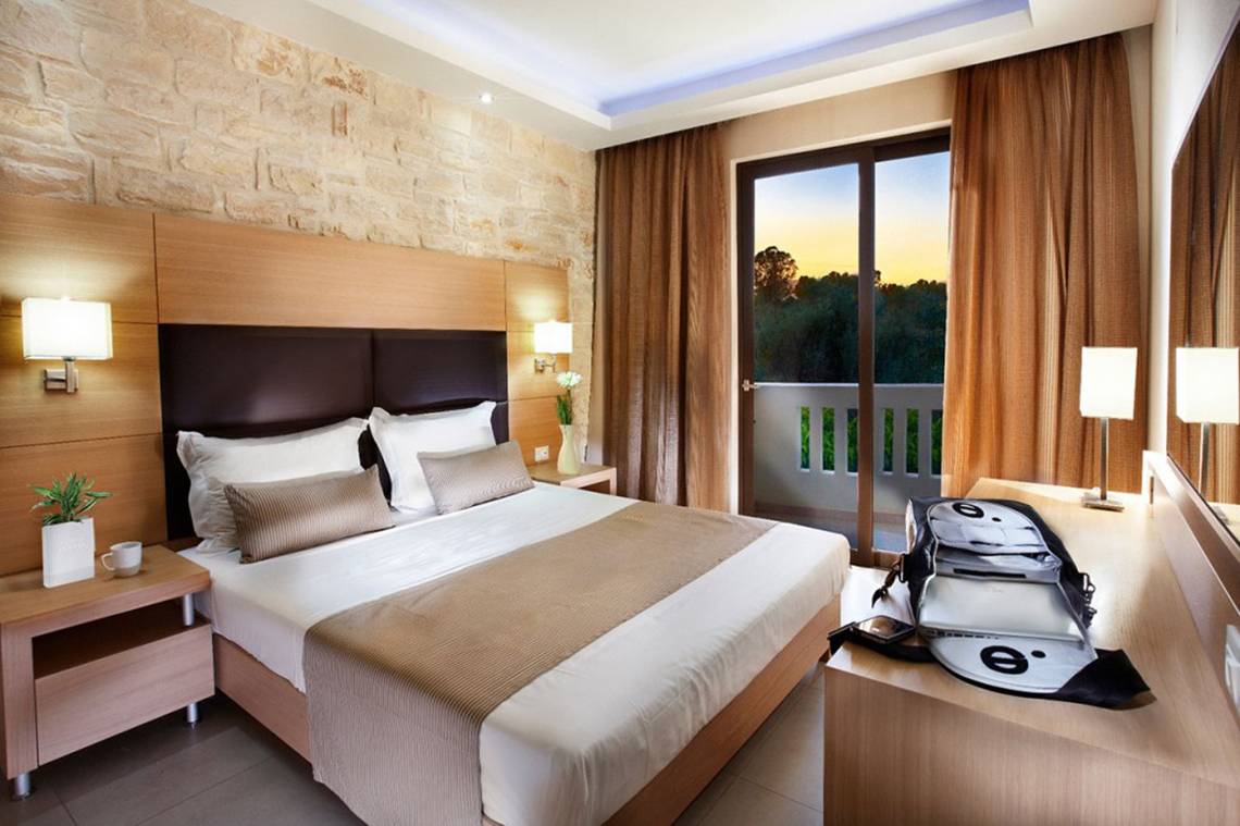 Hotelzimmer von Anna's House mit Bett, Nachttischen und Balkon