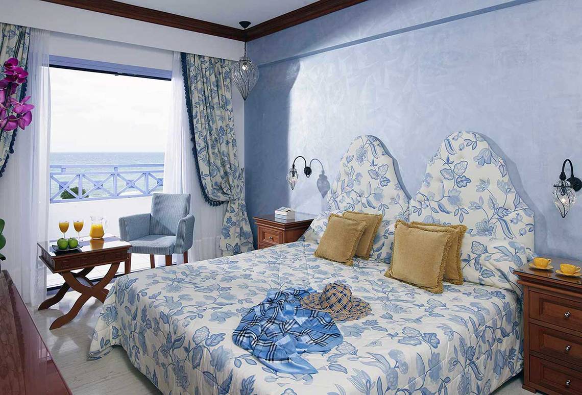 Doppelbettzimmer im Serita Beach Hotel mit Blick auf das Meer von der Terrasse.
