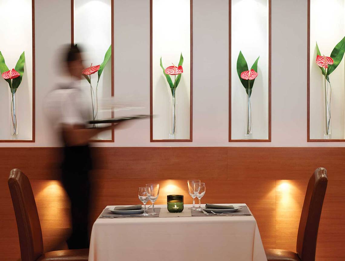 Serita Beach Hotel Restaurant Tisch mit roter Blume in der Vase