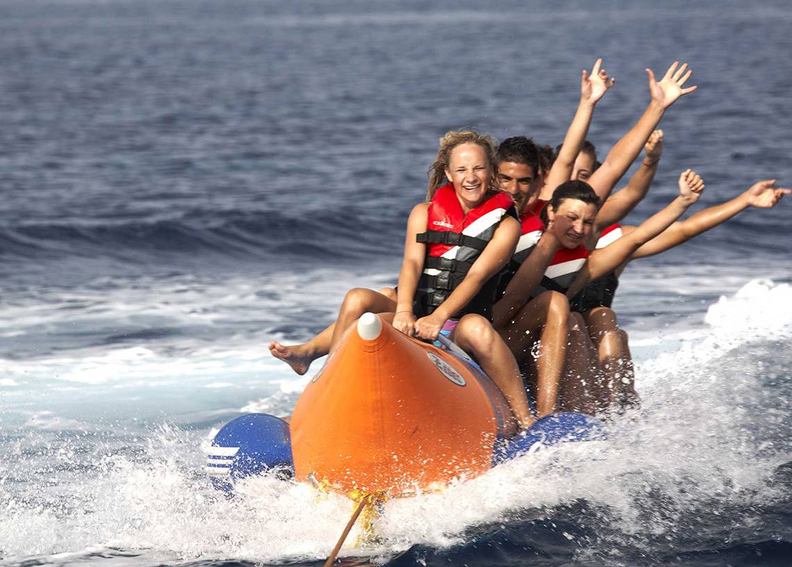 Gäste auf einer Bananenboot-Tour am Serita Beach Hotel
