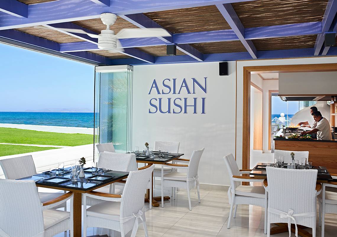 Innenansicht des Asian Sushi Restaurants im Serita Beach Hotel mit Blick auf das Meer.