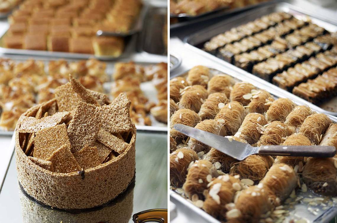 Zwei Bilder von verschiedenen Süßigkeiten, darunter Baklava und Sesamblätter, auf Tabletts.