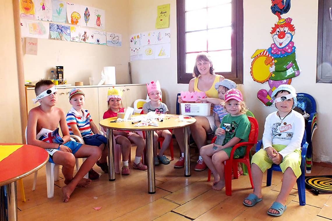Gruppe von Kindern und einer Frau im Asteria Family Resort Side