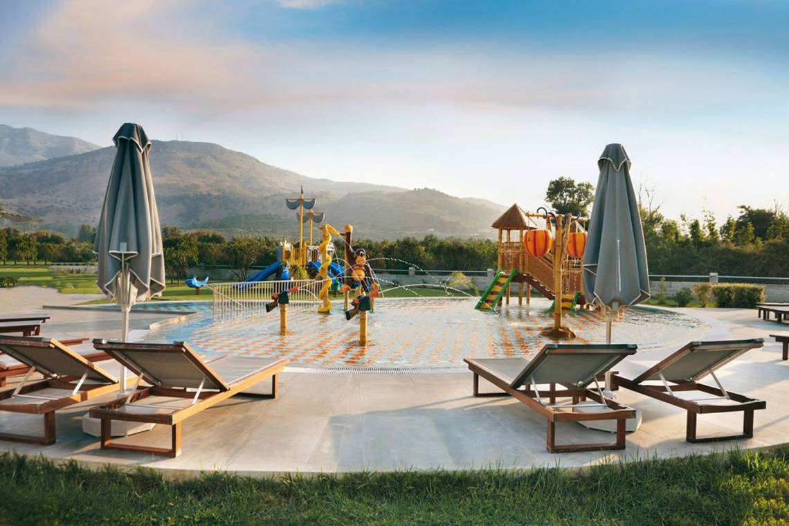Annas Haus Kinderspielplatz im Freien mit Wasserspiel und Rutsche.