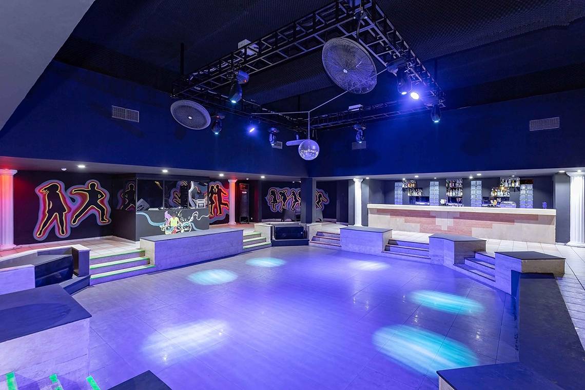 Hotel Nachtclub mit Beleuchtung und Sitzbereichen, Wandmalereien und Bar