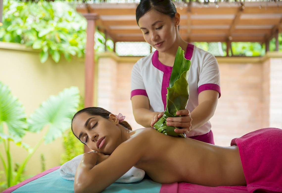 Frau erhält Massage im Hotel Sun Siyam Vilu Reef