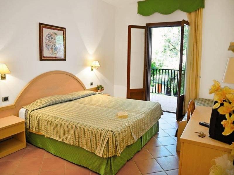 Gabbiano Beach Vieste Hotelzimmer mit Bett, Balkon und Dekor.