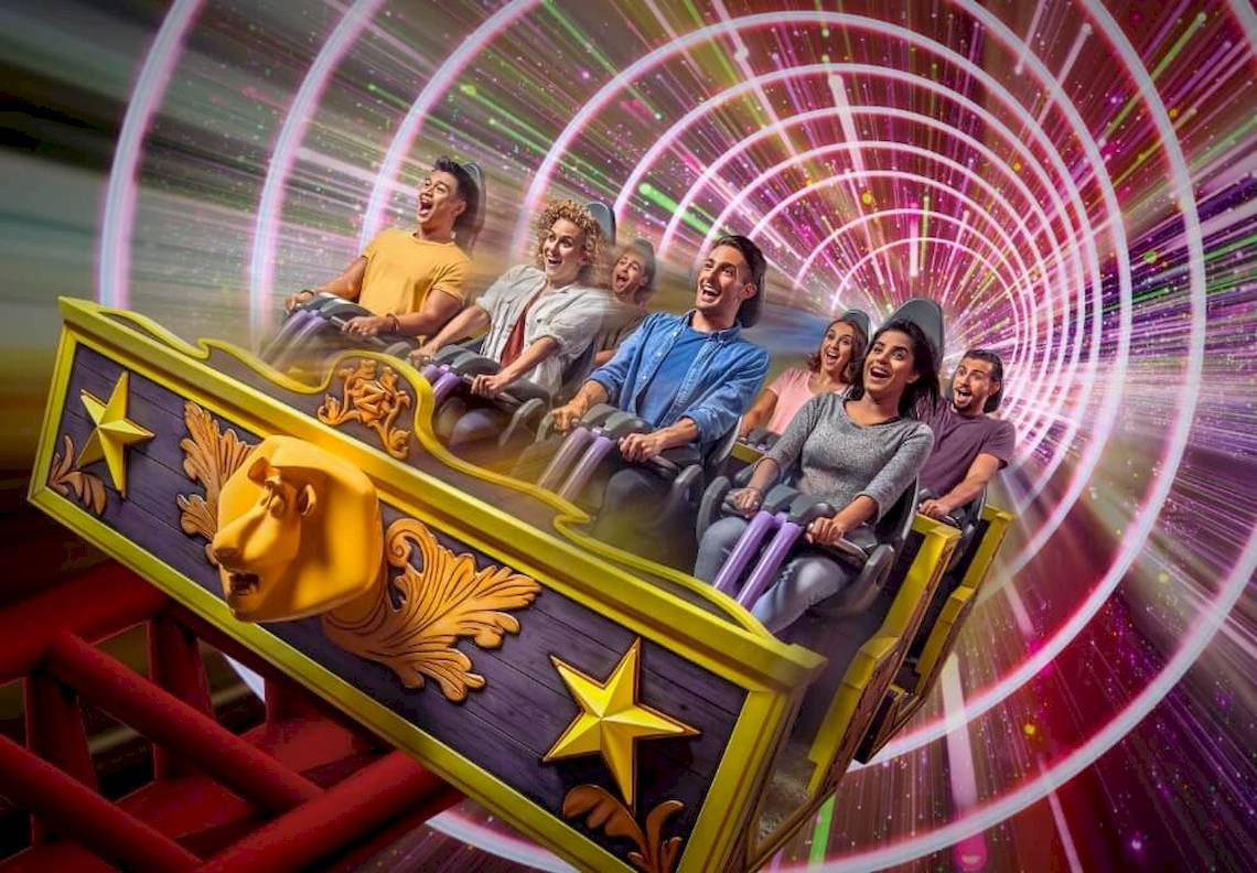 Gruppe von Menschen auf einer Achterbahn im JA Lake View Hotel
