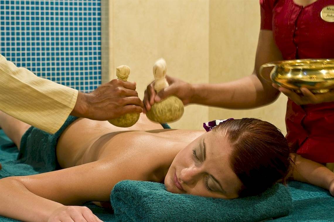 Frau genießt Massage im Radisson Blu Resort & Spa, Malta Golden Sands