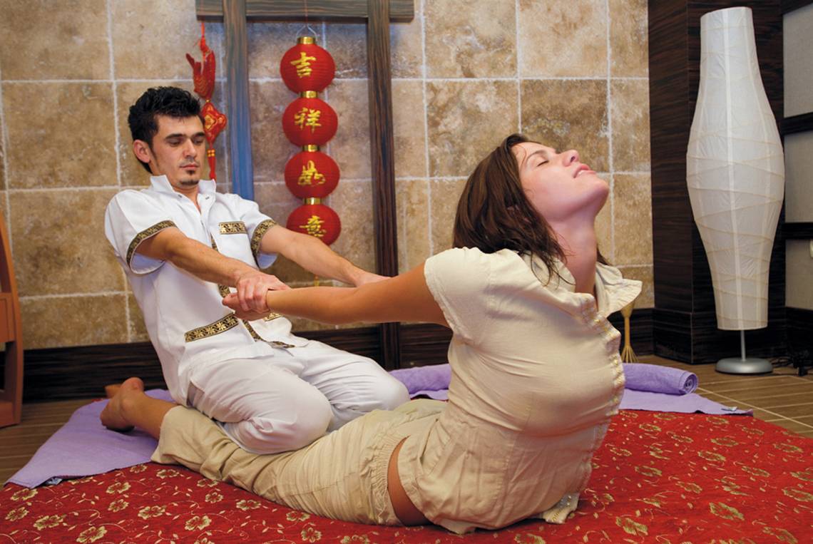 Yoga-Training im Seher Resort & Spa mit einem Mann und einer Frau