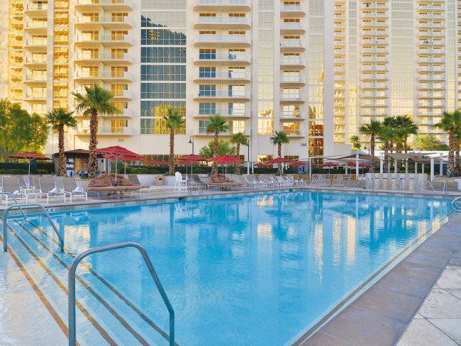 Der Swimmingpool des Signature at MGM Grand Hotels mit Lounge-Sesseln und Sonnenschirmen.