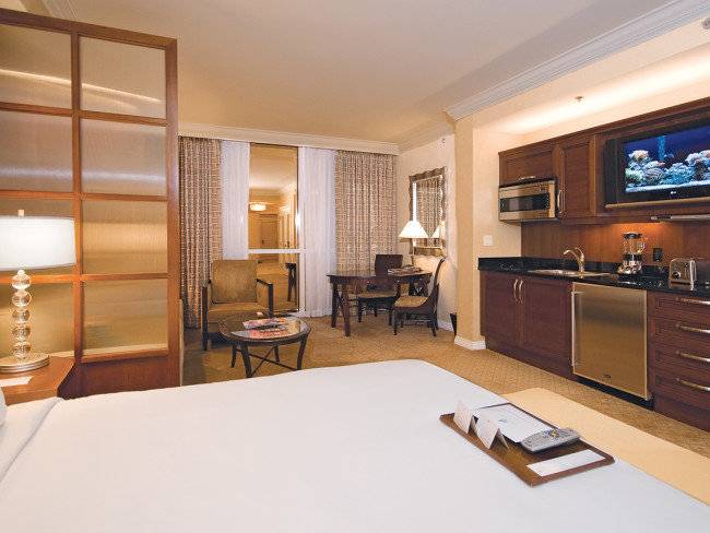 Suite im The Signature at MGM Grand mit Bett, Küche und Fernseher.