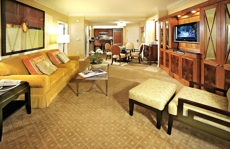 Wohnzimmer im The Signature at MGM Grand Hotel mit Couch, Tisch und Fernseher.