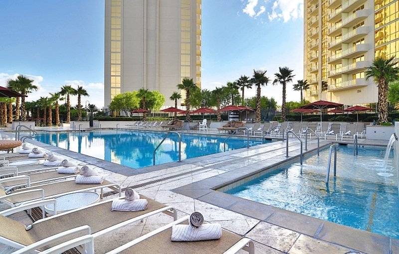 Außenpool des Signature at MGM Grand Hotels mit Liegen und Sonnenschirmen