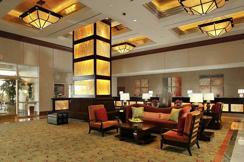 Lobby des The Signature At MGM Grand Hotels mit Loungemöbeln, Couch, Tisch und Kronleuchtern.