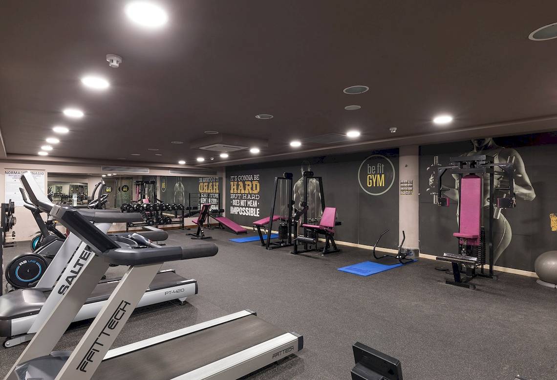 Fitnesscenter im Be Live Experience La Nina Hotel mit Laufbändern und Kraftgeräten.